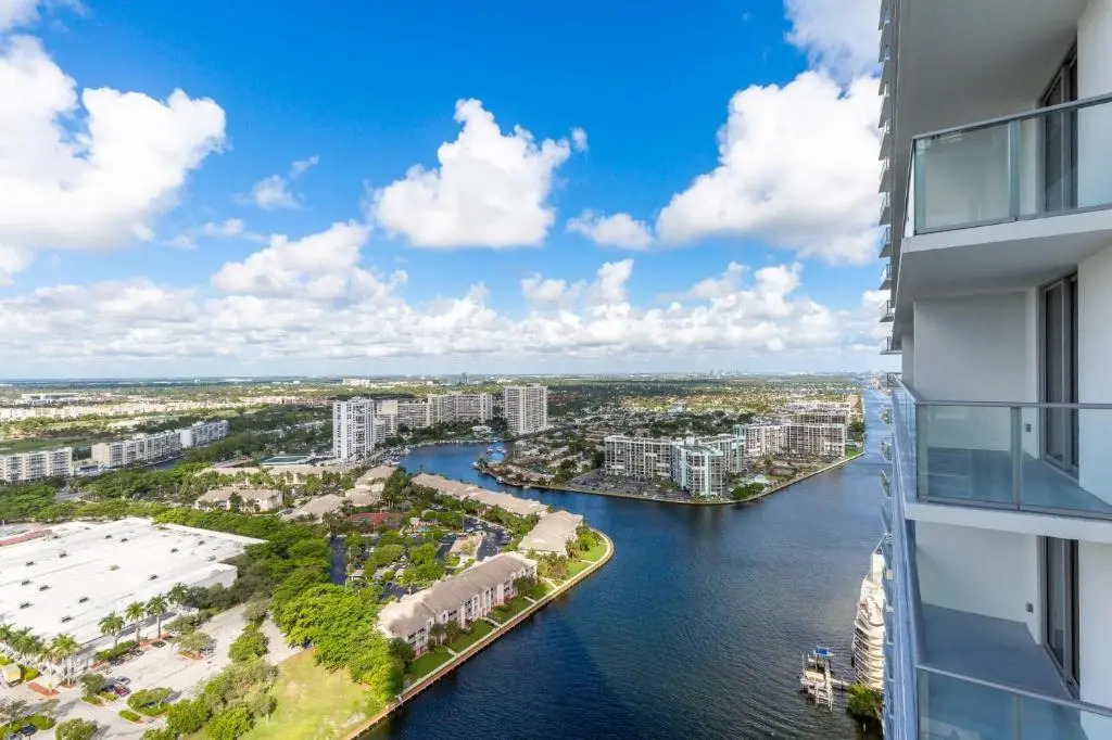 Modern 3 bedroom at Hollywood Beach Resort 28th floor