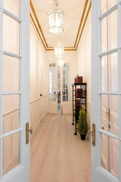 Placa Catalunya V Charming and Exquisite 5Bd Apartment with Large Balcony