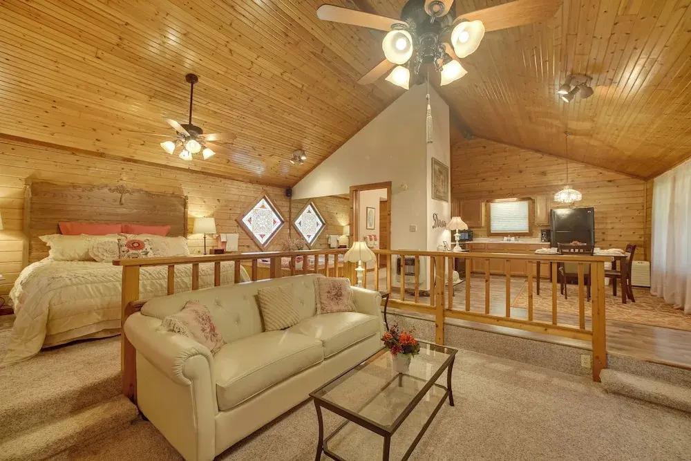 Studio w/ Deck: Near Thorncrown Chapel & Lakes