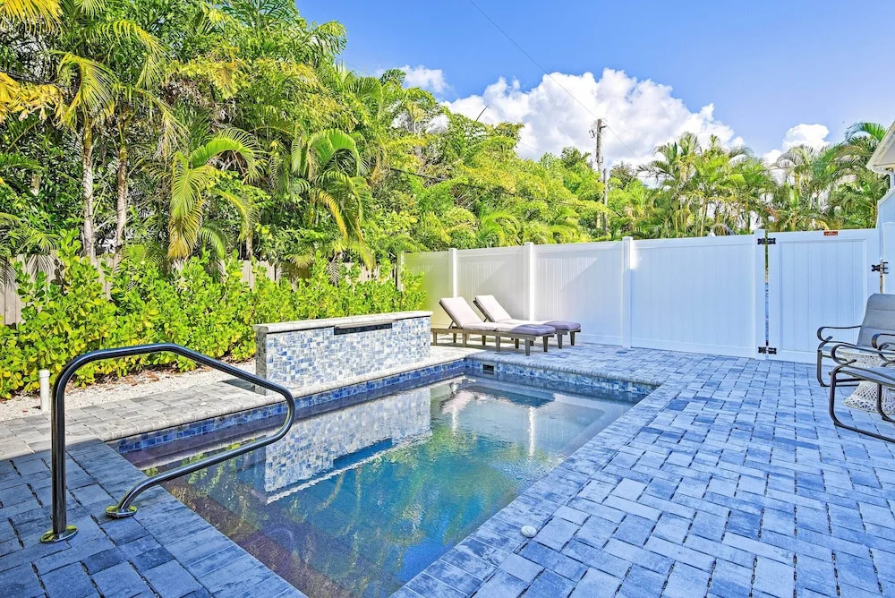 'chic on the Beach' Luxe Anna Maria Island Retreat