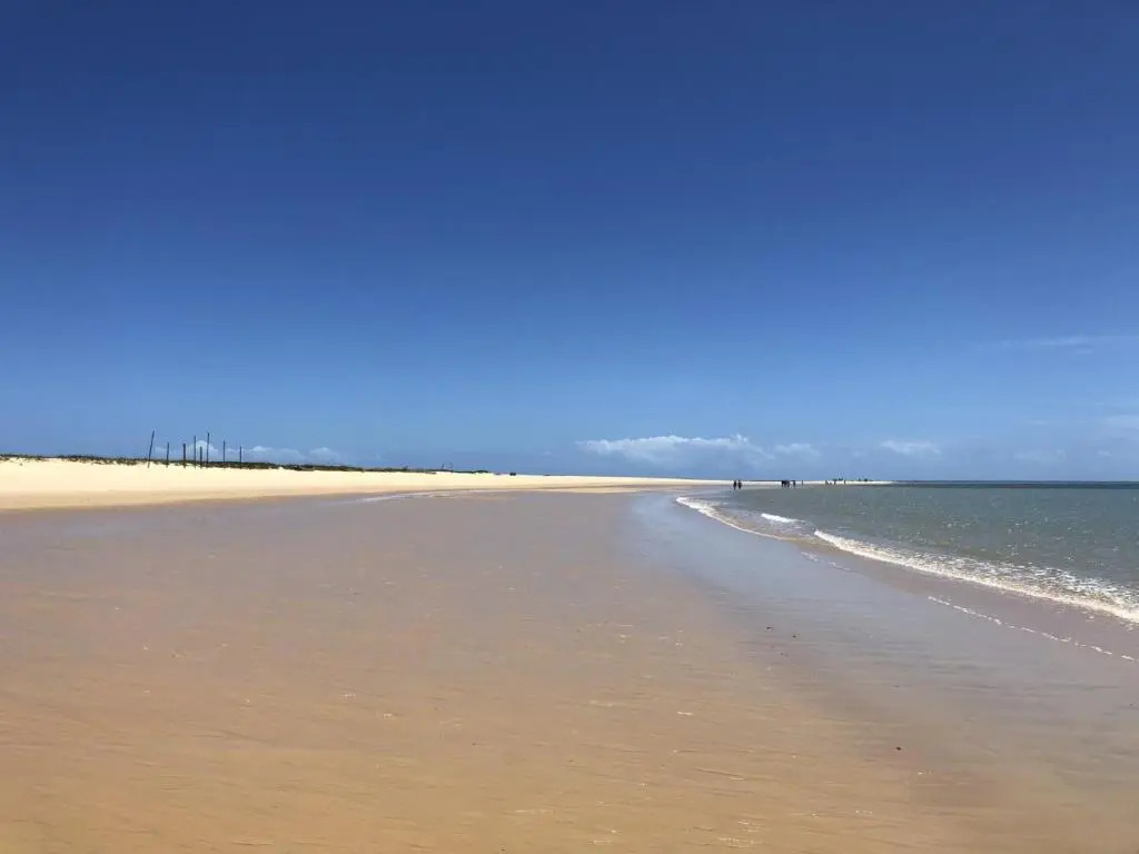 Casa com piscina e um quarto com ar split pé na areia a 50 metros da praia