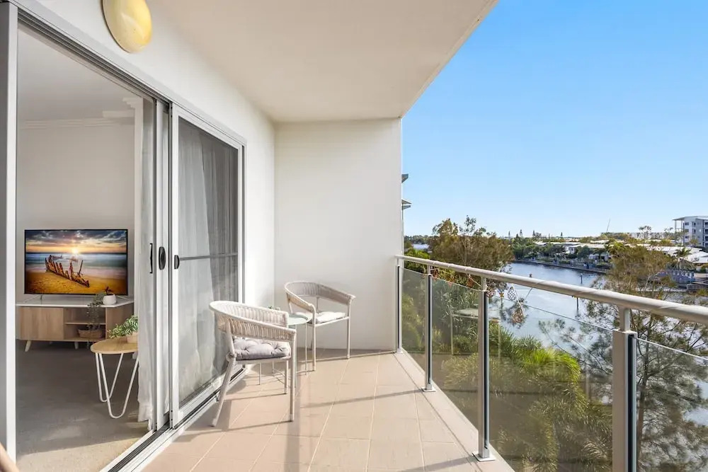 Birtinya 1-bed With Canal Views and Pool