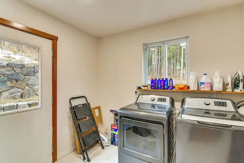 Wooded Retreat w/ Private Hot Tub in Evergreen