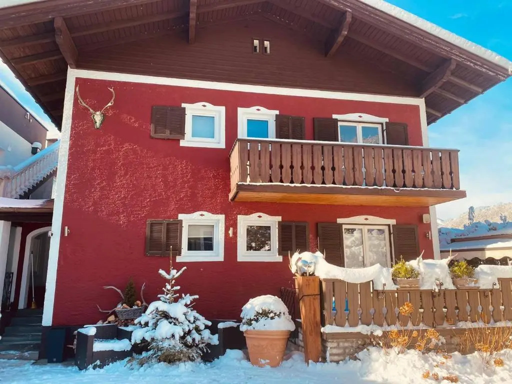 Chalet Austria, famous ski areas around us, 15 min to salzburg city, direct mountain view, up to 10 people