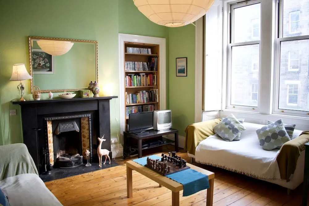 Traditional 3 Bedroom Apartment in Bruntsfield