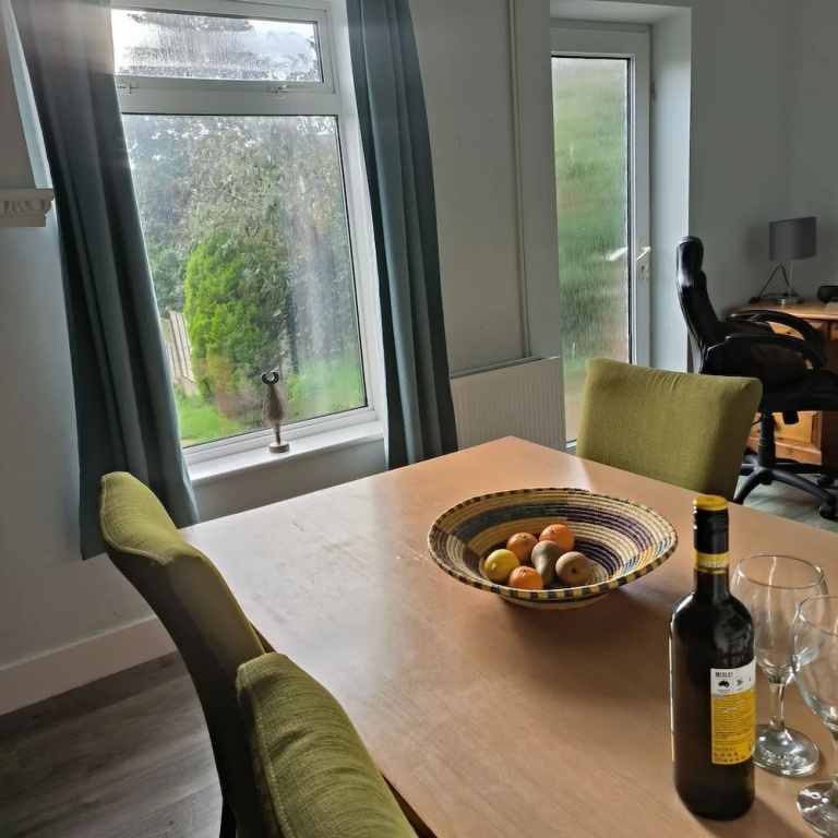 Private Entire House - 3 Bedrooms, Garden, Parking