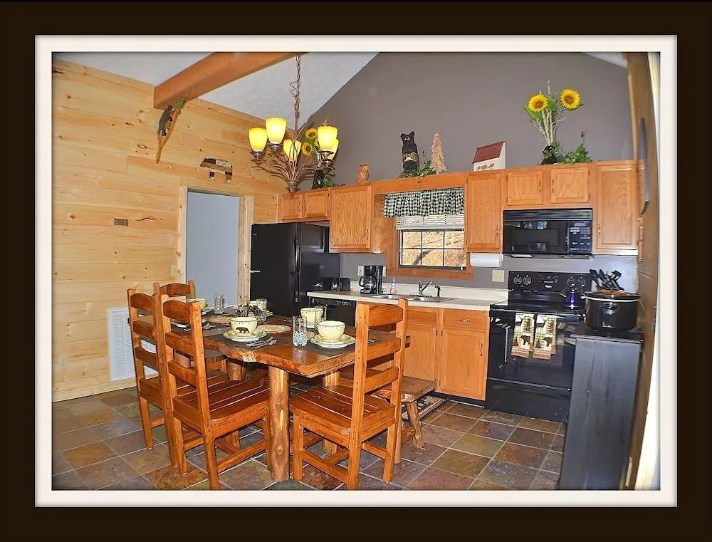 Rast Court Cabin 1016 - 4 Br cabin by RedAwning