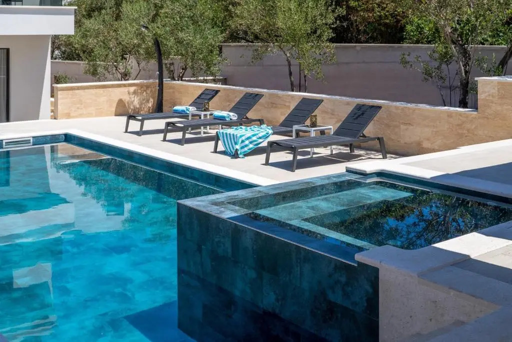 Villa Lady Maris with heated private pool, 5 en-suite bedrooms, 70m from beach