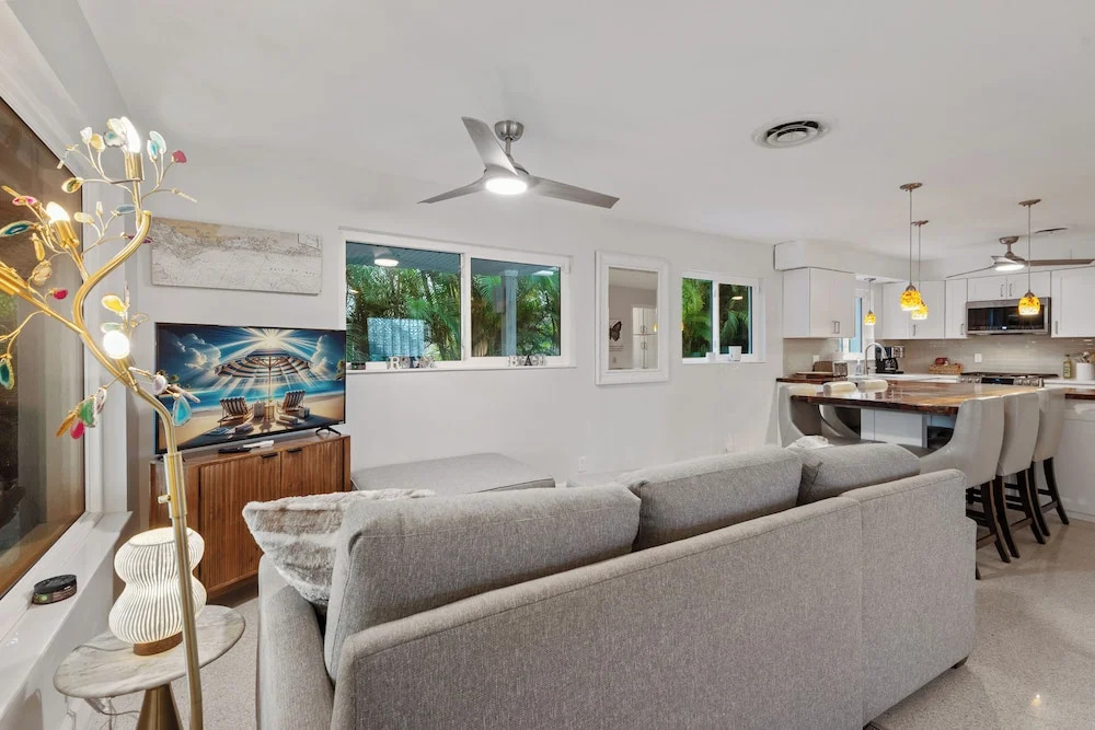 Siesta Key Oasis w/ Outdoor Pool + Screened Lanai!