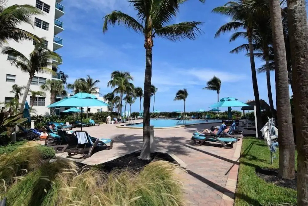Hallandale Condo, Partial Ocean View Direct Beach and Pool Access Hollywood Beach