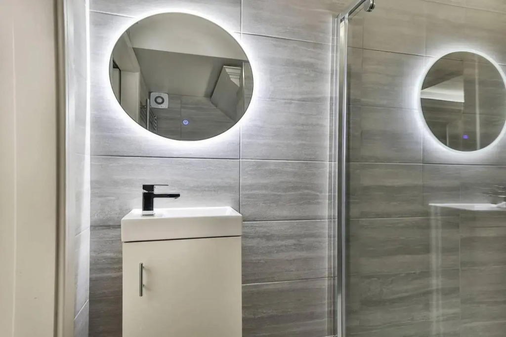 Large, Modern Apartment with En-suites, Wifi, Parking