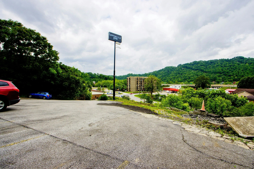 OYO Hotel Chapmanville Inn, WV - Hwy 119