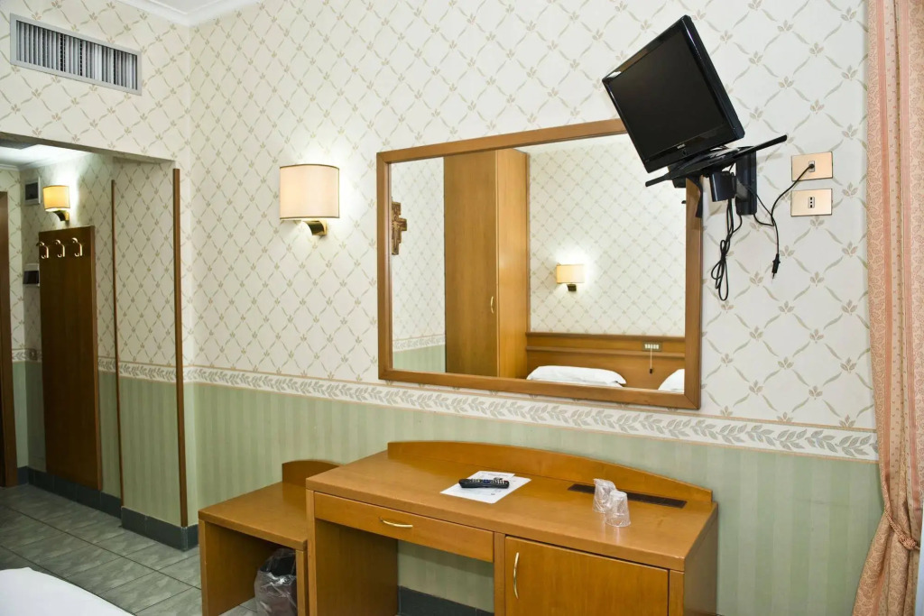 Adoro Hotel