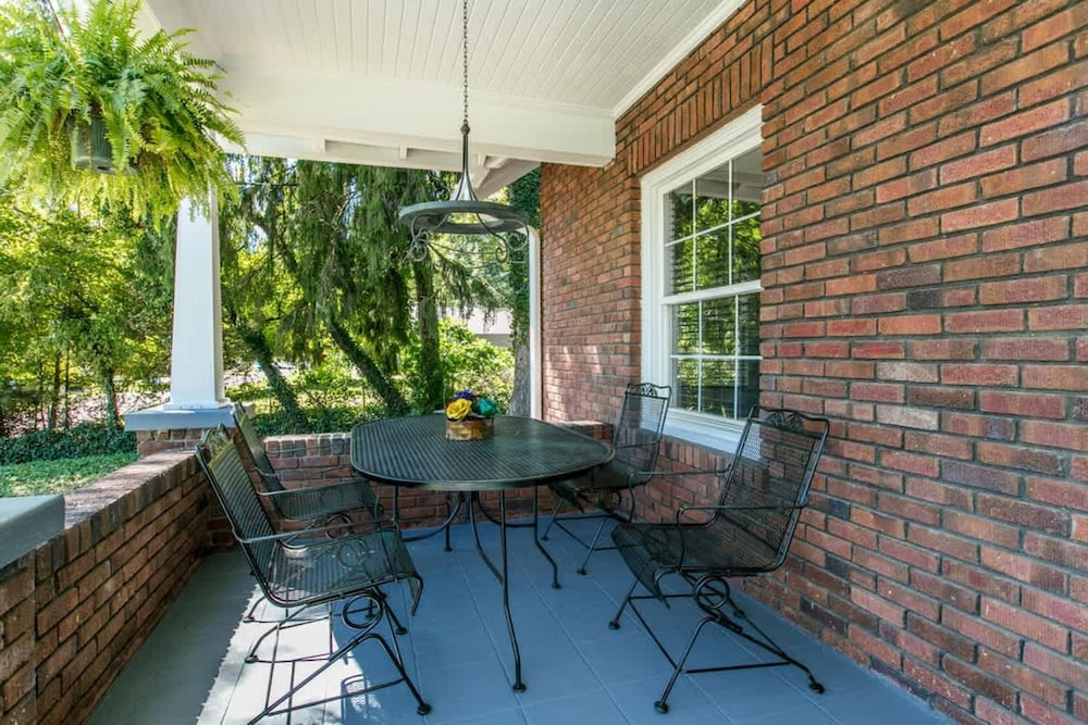 Roomy 5BR Bungalow w Backyard Close to Downtown