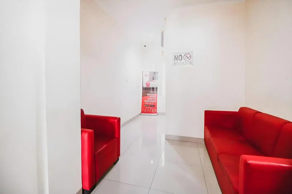 RedDoorz Plus near Mall Ciputra Jakarta