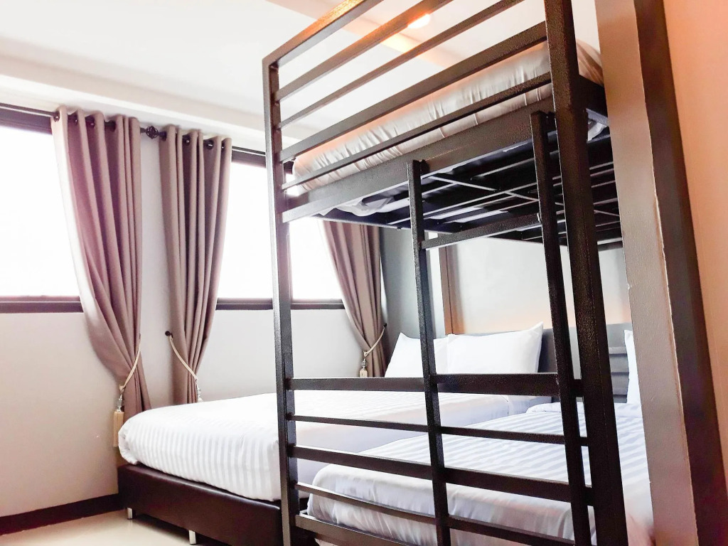 Lux Rooms Night Bazaar