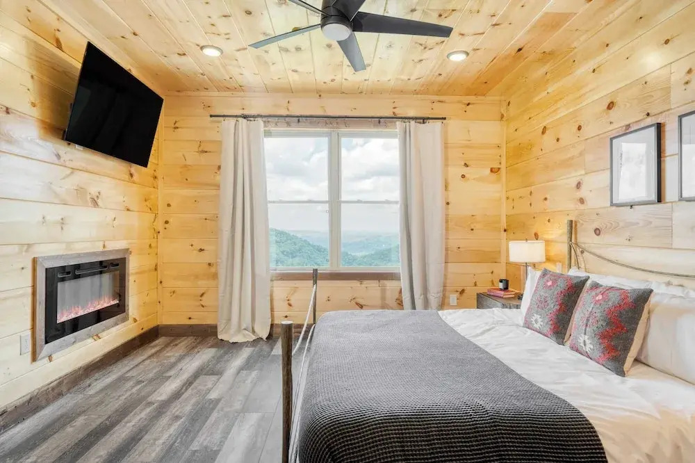 2 Homes Firefly Trail Way by Avantstay Sleeps 28, Indoor Pool + Hot Tub + Movie Theater & Game Room