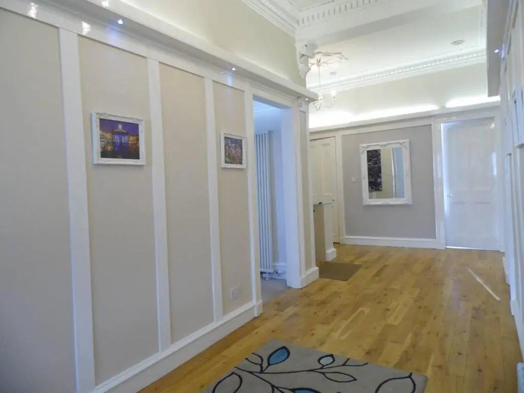 WEST END - Stunning, spacious, 3 bedroom, main door flat with private parking