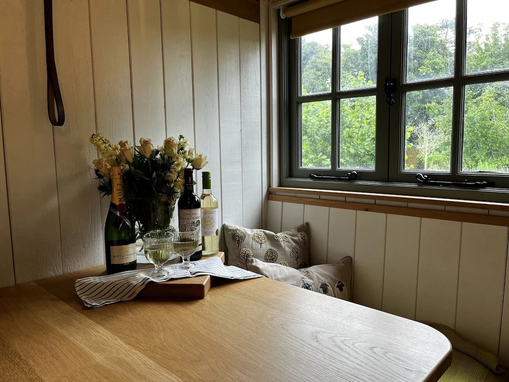 The Crooked Gate - Luxury Romantic Getaway