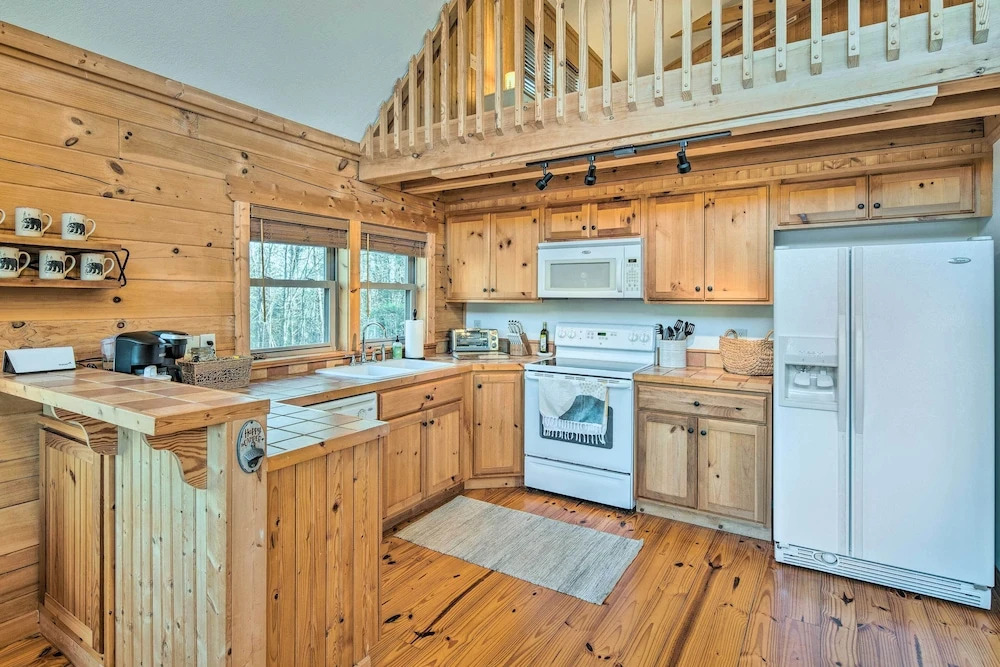 10 Mi to Lake Lure: Mtn-View Cabin w/ Deck & Loft