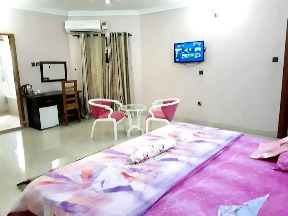 Nue Crest Hotel & Suites