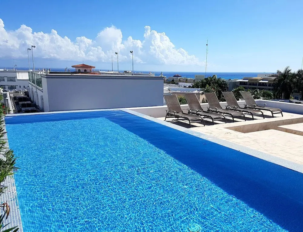 Comfortable 2 BR condo steps away from 5th Av and Mamitas Beach by Happy Address