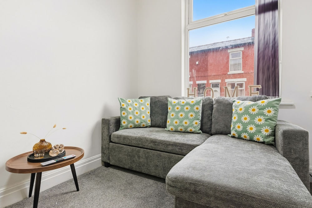 House - Sleeps 6 - On Street Parking