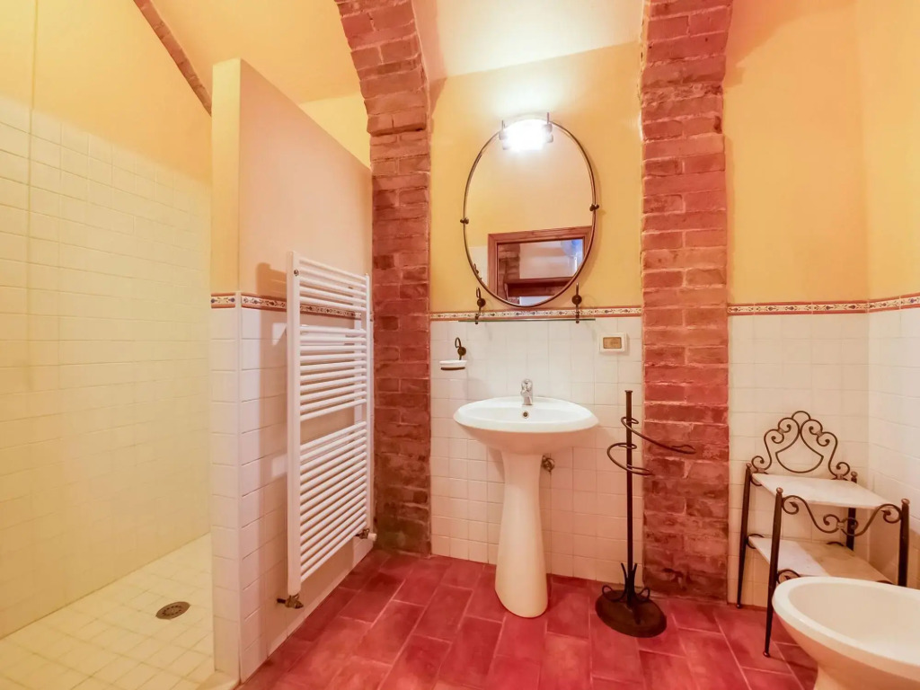 Boutique Cottage in Poggibonsi with Pool