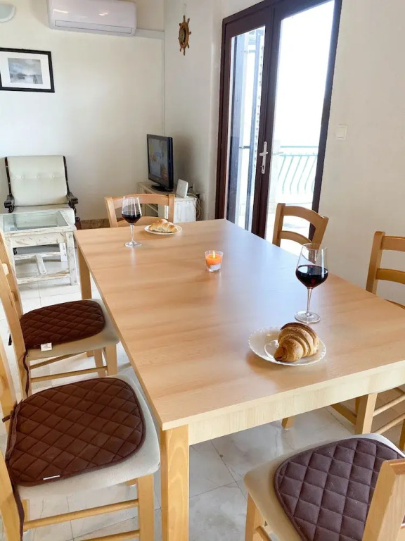 Inviting 3-bed Apartment in Okrug Donji Beachfront