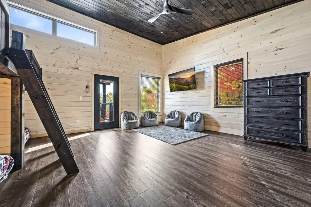 Ski Mountain Swim 3 Bedroom Home by Redawning