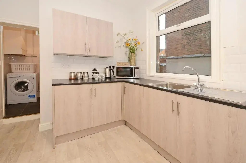 Hampton House by YourStays - 4 Bedroom House in Centre of Crewe