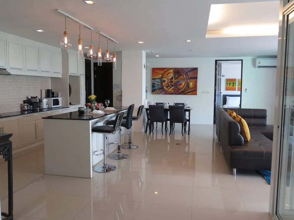 6-18 - 3 Bdr Spacious Penthouse With Shared Pool