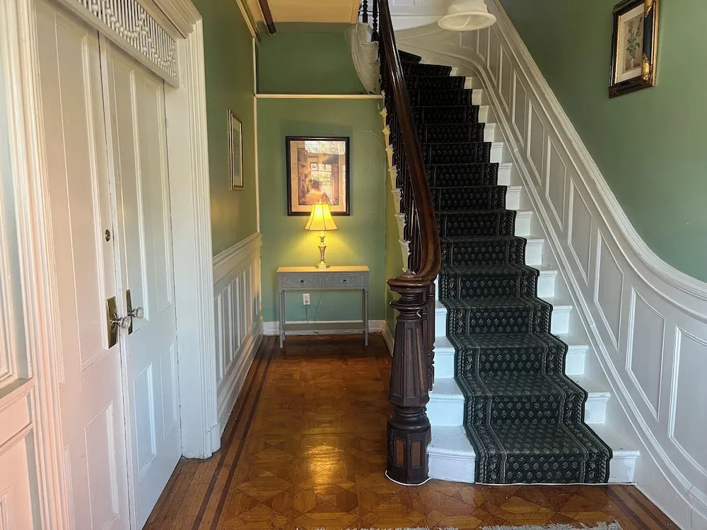 2Br Private Victorian Apartment in City Location on Half Acre Sleeps 5