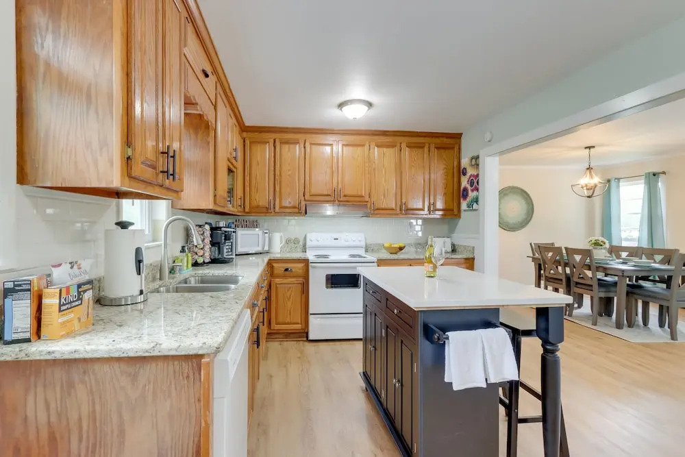 The Sunrise Cottage w/ Hot Tub, 3 Mi to Downtown