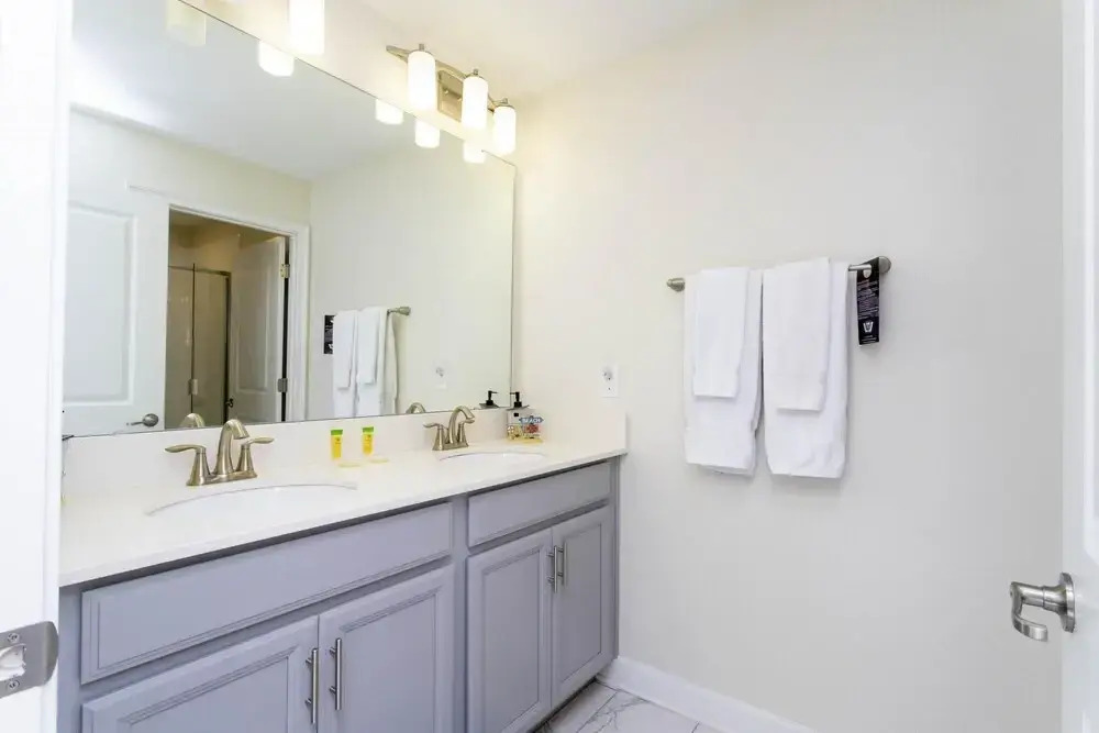 Luxurious 4 Bedroom w Screened Pool Close to Disney 1568
