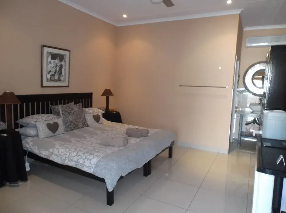 Old Mill Lodge, Seasonal Working Ostrich Farm & Restaurant, Oudtshoorn