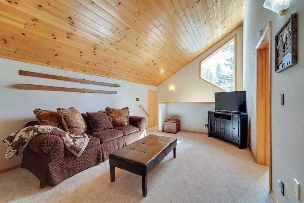 4 Mi to Downhill Ski Resort! Spacious Family Haven