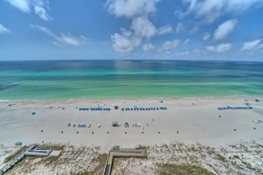 Pleasant Oceanfront Condo with Large Balcony and Beach Access - Unit 1605 by RedAwning