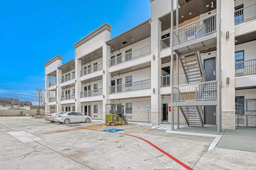 Comfeeni Inn and Suites