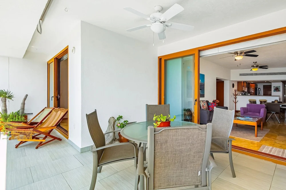 Beachfront 4th-floor Condo With Views, Outdoor Pool, Balcony, W/D & Central AC