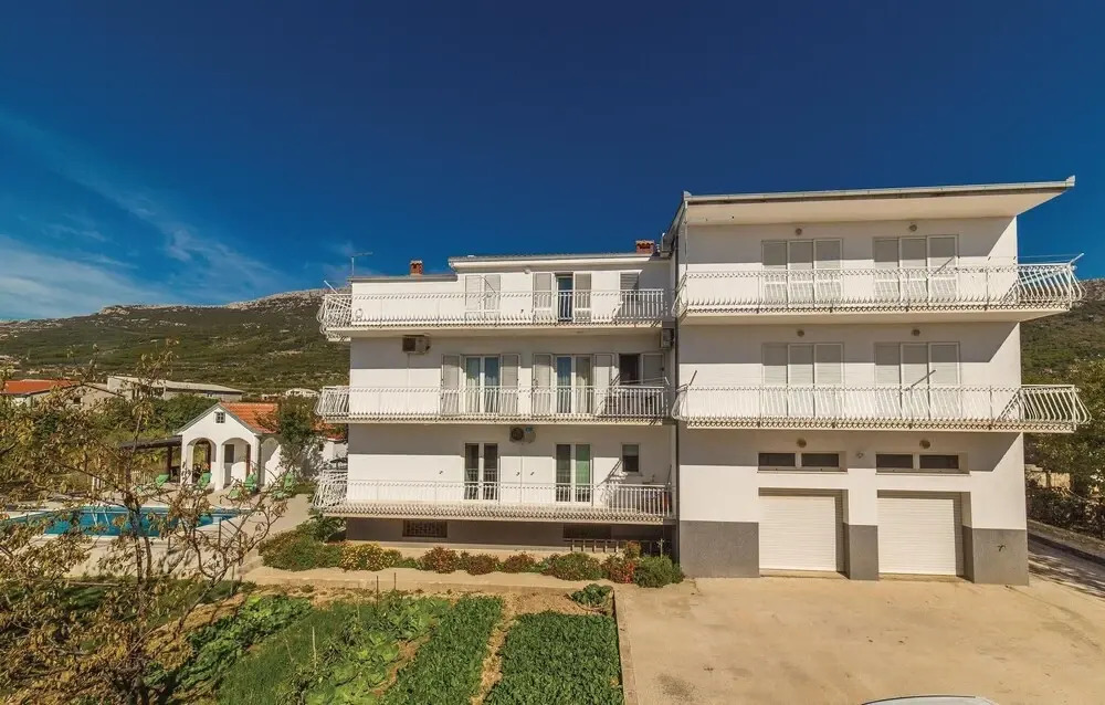 Nice Home in Kastel Luksic With Wifi and 3 Bedrooms