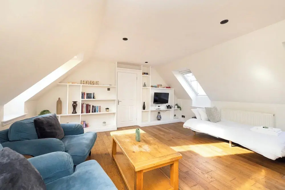 JOIVY Inviting Flat Near Edinburgh Castle W/ Parking