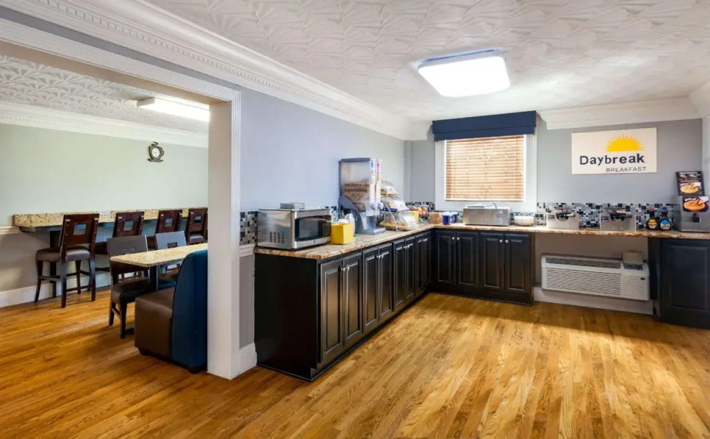 Days Inn & Suites by Wyndham Bowling Green