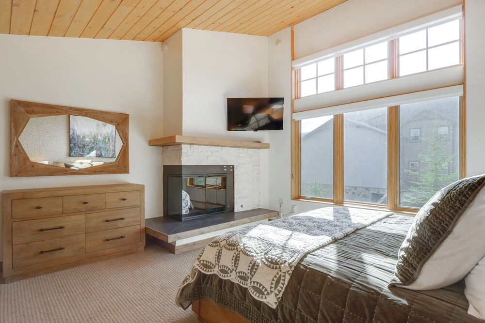 Half-mi to Main Street Breck: All-season Escape