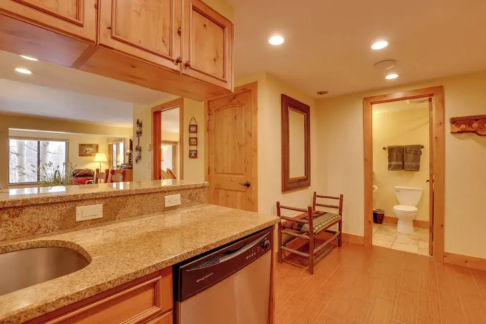 Condo w/ Hot Tub Access - Quick Bus Trip to Ski!
