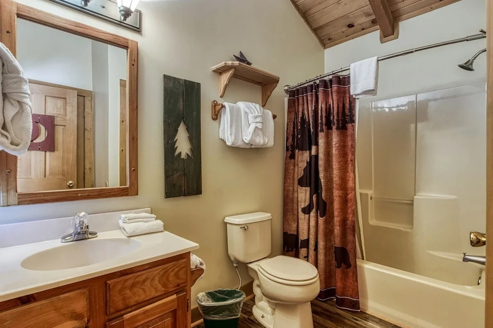 ER254 - Hibernation Hideaway Great Location - Close To Town! 5 Bedroom Cabin by RedAwning