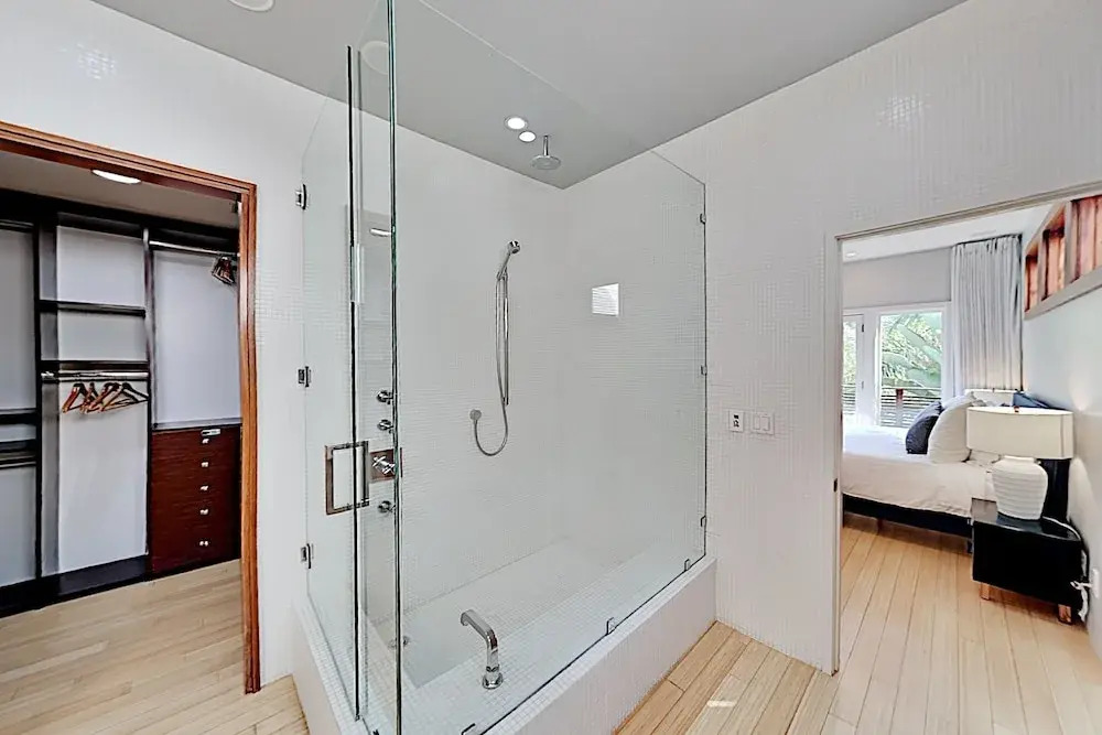 Modern Architectural - Just A Short Walk To Beach 3 Bedroom Home
