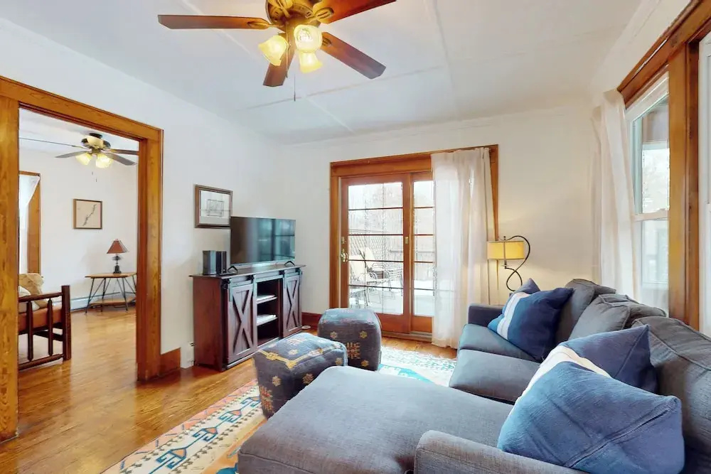 2 Mins to Lake Park, Beach & Town! Cozy Cottage