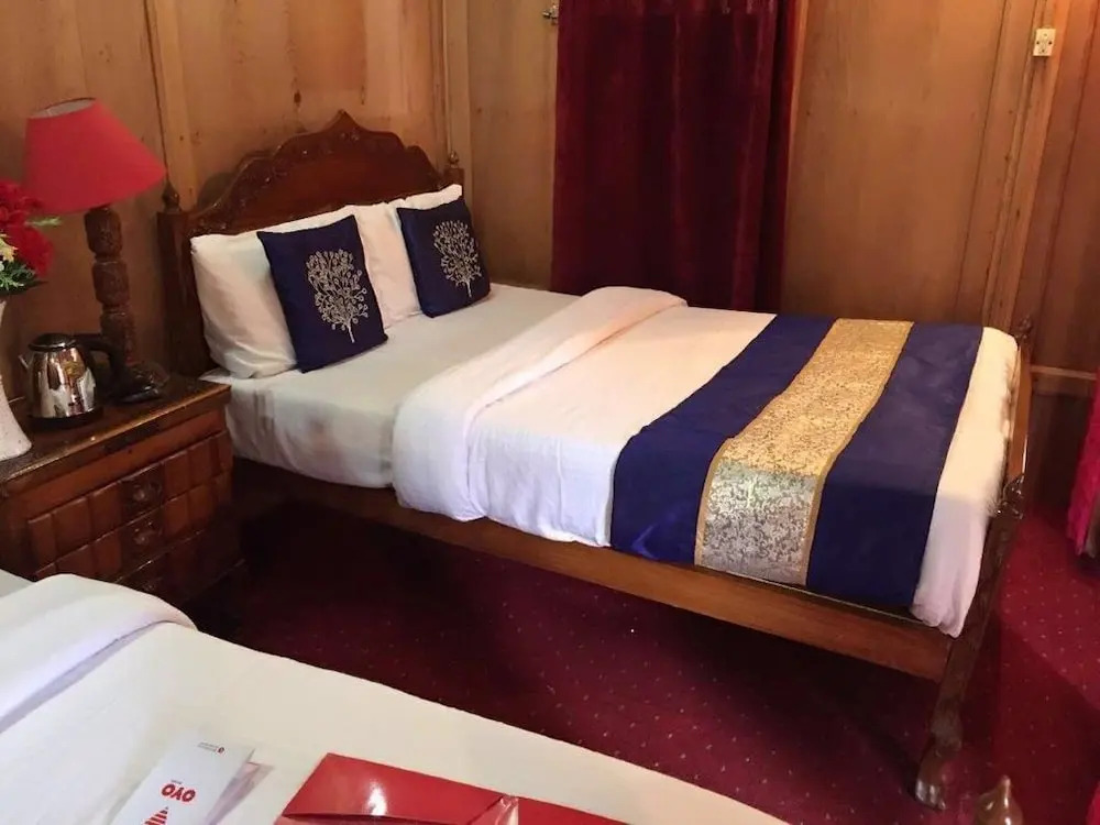 Houseboat Lake Thao