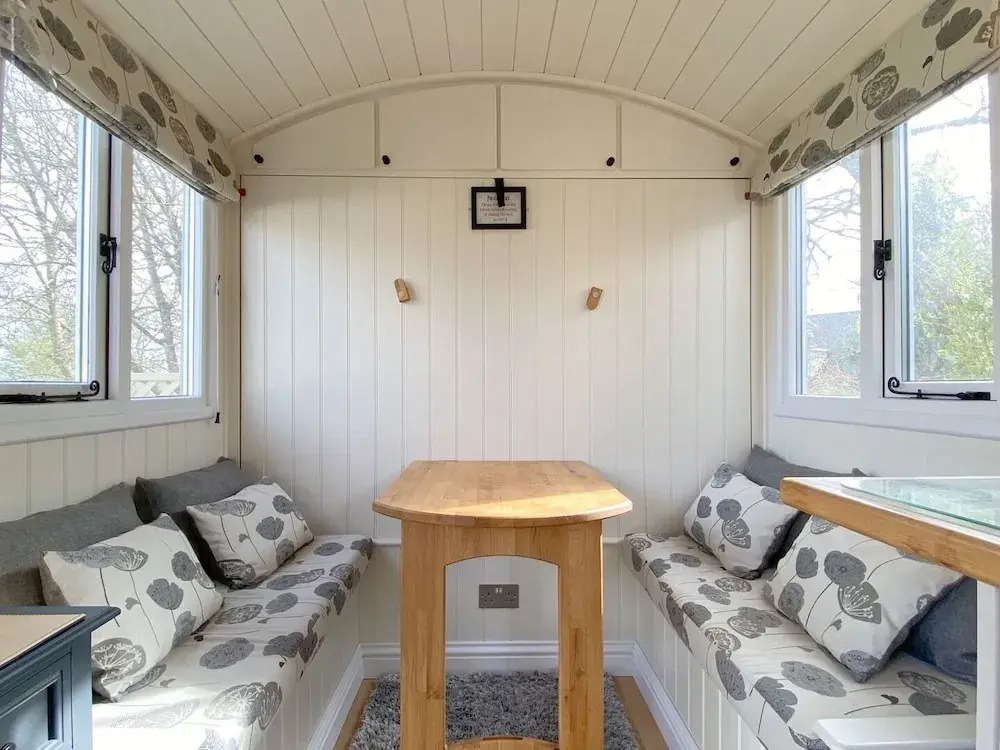 Duck House - 1 Bed Shepherds Hut - Gower